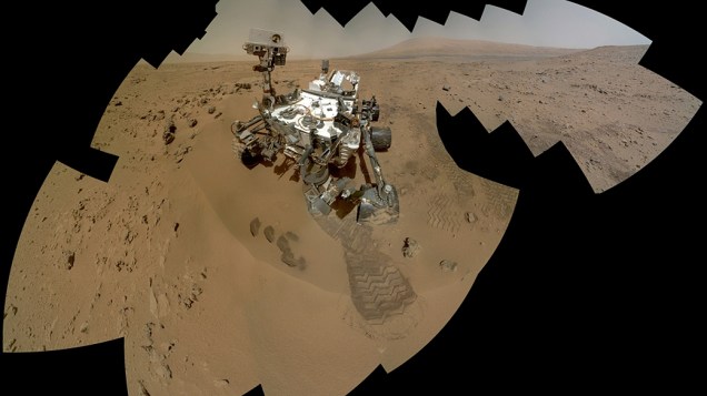 <p>Autorretrato do robô Curiosity na cratera Gale, em Marte, após coletar amostras de solo</p>