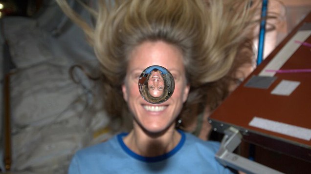 <p>Dentro da estação espacial, um selfie sem o capacete de astronauta. Karen Nyberg usou a água para criar um retrato dentro do outro</p>