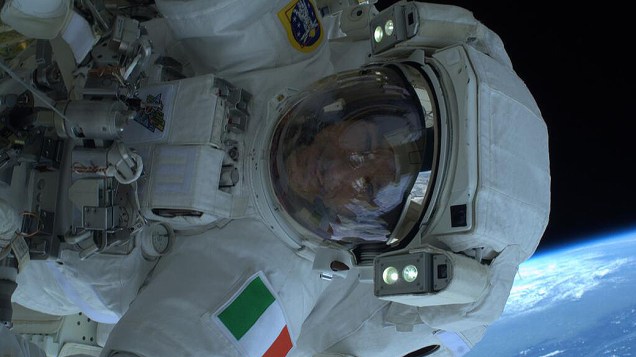 <p>O italiano Luca Parmitano, antes de retornar para o interior da estação espacial</p>