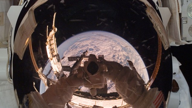<p>Clay Anderson durante missão no  ônibus espacial Endeavour. A Nasa explicou que a curvatura da Terra que aparece na foto não é a real do planeta, mas uma distorção provocada pelo visor do astronauta</p>