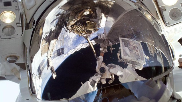 <p>Robert Satcher, em uma caminhada espacial de 6 horas e meia de duração, também para reparos na estação espacial</p>