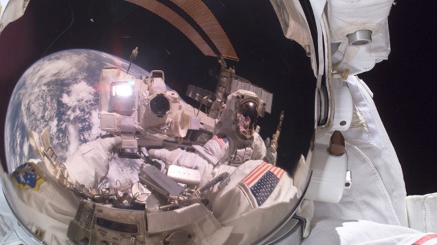 <p>O selfie de Michael Fossum capturou também a Terra, 300 quilômetros abaixo</p>