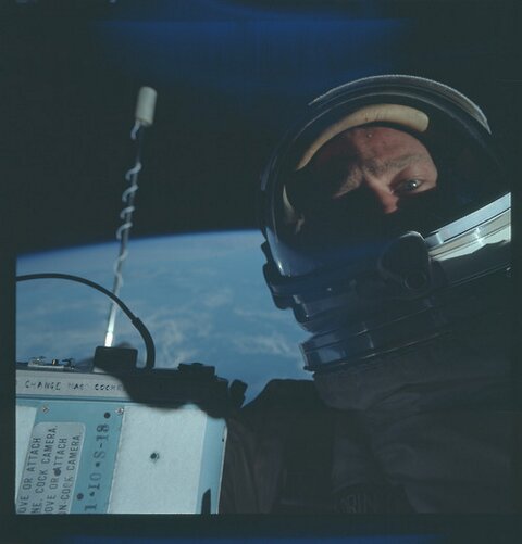 <p>Muito antes da moda dos selfies, Buzz Aldrin fez essa imagem durante a missão Gemini 12, em 1966, que pode ser a primeira selfie espacial</p>