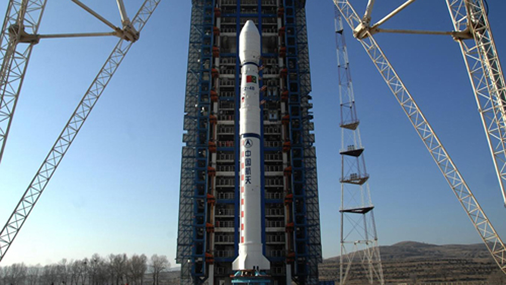 Vista do satélite CBERS-3 integrado ao foguete Longa Marcha 4B na Torre de Lançamento