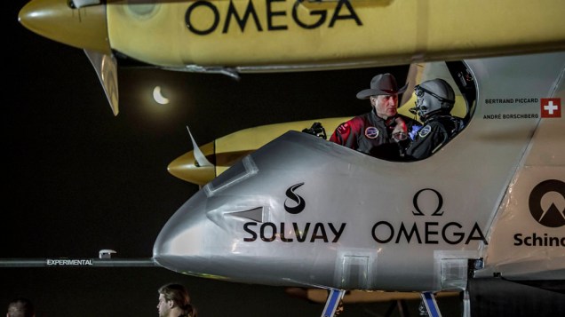 Piloto Bertrand Piccard e o supervisor de avião Andre Borschberg falam antes da descolagem para a terceira etapa de uma turnê por toda a América por um avião Solar Impulse, um avião movido a energia solar, em Dallas, Texas