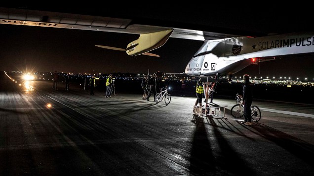 Protótipo do Solar Impulse, HB-SIA, com Bertrand Piccard nos controles, chega no Aeroporto Internacional Louis, em St. Louis, Missouri, nos Estados Unidos