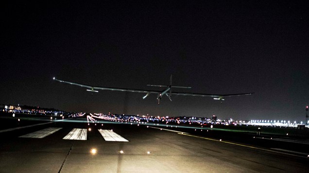 Protótipo do Solar Impulse, HB-SIA, com Bertrand Piccard nos controles em decolagem no Aeroporto Internacional Louis, em St. Louis, Missouri, nos Estados Unidos