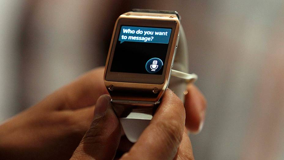 Jornalista olha para relógio Samsung Galaxy Gear após o seu lançamento na IFA Consumer Electronics, em Berlim, Alemanha