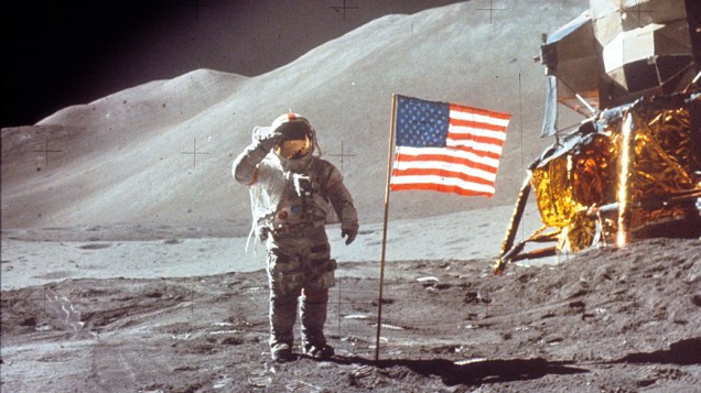 <p>O astronauta David Scott posa ao lada da bandeira do Estados Unidos durante a missão Apollo 15 na Lua, em 1971</p>