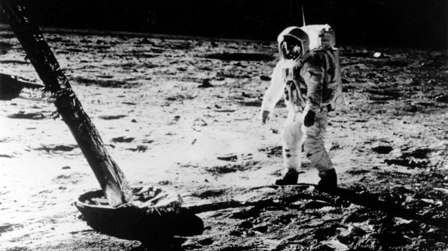 <p>O astronauta Buzz Aldrin caminha na superfícia da Lua durante a missão Apollo 11, em 1969</p>
