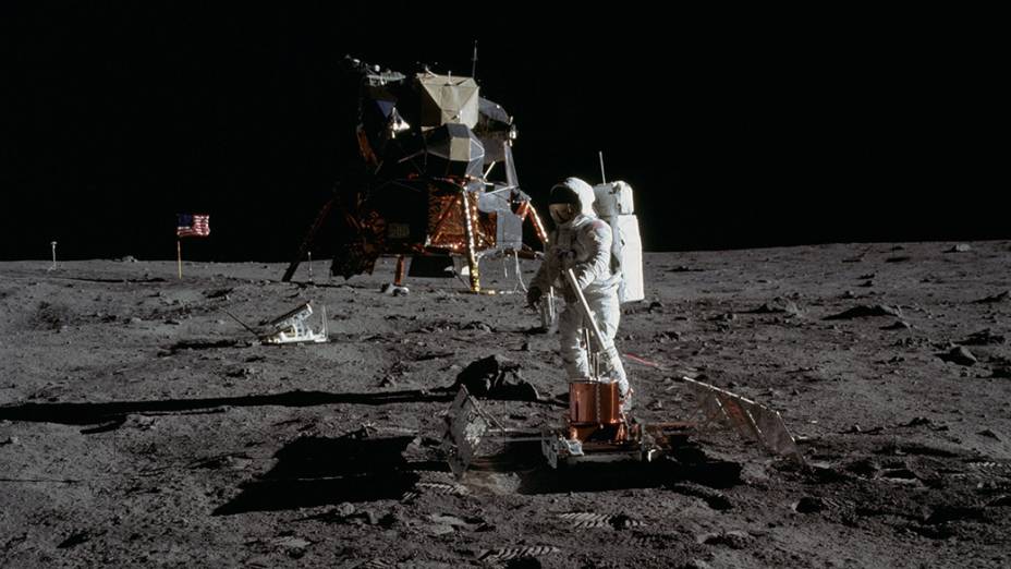 <p>Astronautas durante a missão Apollo 11 na Lua, em 1969</p>
