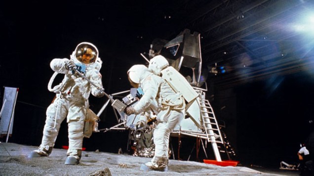<p>Astronautas durante a missão Apollo 11 na Lua, em 1969</p>