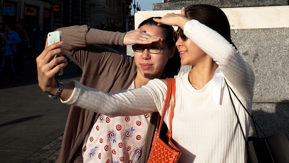 Selfie de turistas em Puerta del Sol, em Madrid, Espanha
