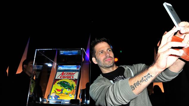 Selfie do diretor Zack Snyder em frente à revista Action Comics #1 na San Diego Comic-Con, no Hard Rock Hotel
