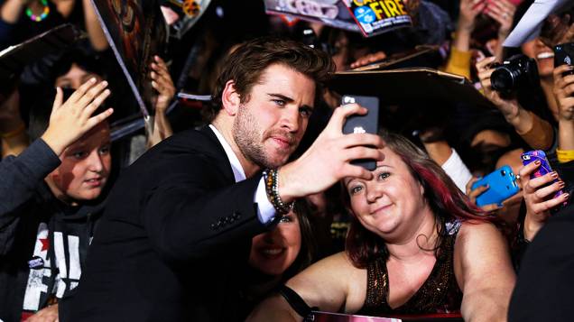 Selfie de Liam Hemsworth com fã na estréia do filme Jogos Vorazes: Em Chamas, em Los Angeles, Califórnia