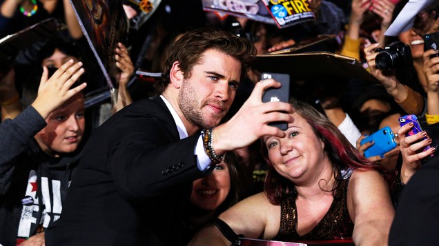 Selfie de Liam Hemsworth com fã na estréia do filme Jogos Vorazes: Em Chamas, em Los Angeles, Califórnia Selfie de Liam Hemsworth com fã na estréia do filme Jogos Vorazes: Em Chamas, em Los Angeles, Califórnia