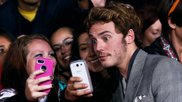 Selfie de Sam Claflin com fãs na estréia do filme Jogos Vorazes: Em Chamas, em Los Angeles, Califórnia