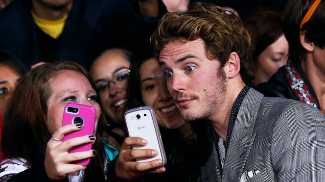 Selfie de Sam Claflin com fãs na estréia do filme Jogos Vorazes: Em Chamas, em Los Angeles, Califórnia Selfie de Sam Claflin com fãs na estréia do filme Jogos Vorazes: Em Chamas, em Los Angeles, Califórnia