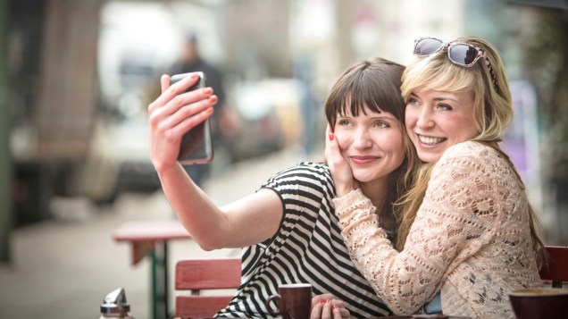 Selfie de amigas em um iPhone, da Apple