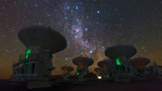 <p>Os pesquisadores consideraram o Deserto do Atacama o local ideal para a construção do ALMA, por causa da altitude e do clima seco do local, que favorecem as observações astronômicas feitas pelo telescópio. Ao fundo da imagem, aparece de forma clara a Via Láctea</p>