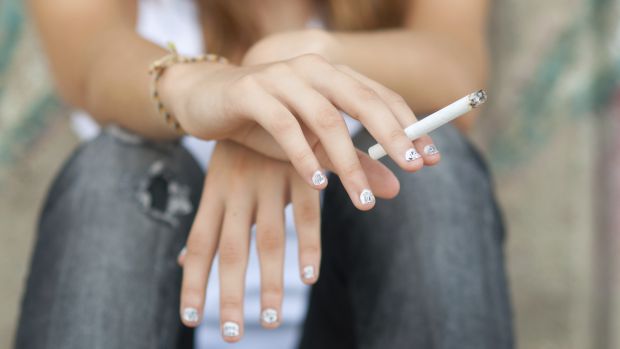 Influência: Pesquisa estabelece relação entre exposição de jovens a anúncios publicitários de cigarro e risco de iniciação no tabagismo