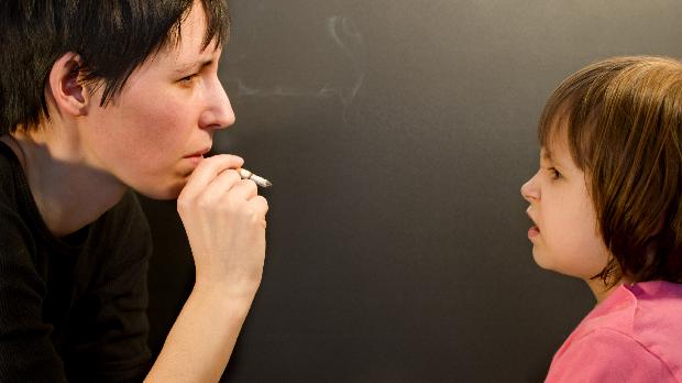 Fumo passivo: a exposição à fumaça do cigarro pode trazer problemas de saúde às crianças