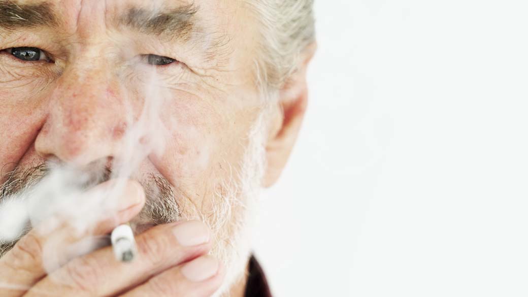 Tabagismo: estudo identifica maior risco de comprometimento cognitivo em homens fumantes