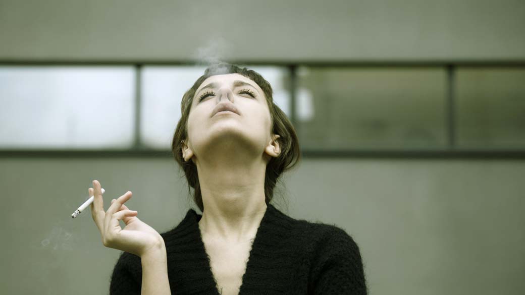 Tabagismo: assegurar áreas onde o fumo é proibido é essencial para reduzir o fumo passivo