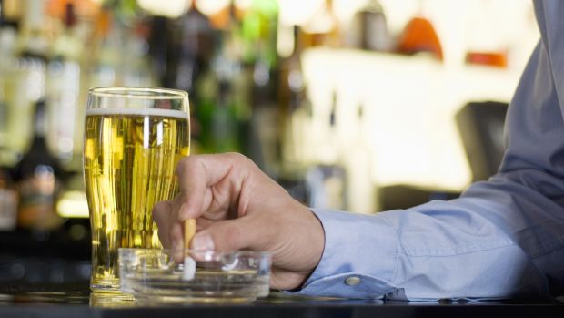 Estilo de vida: Fumar e beber pode antecipar em dez anos diagnóstico do câncer de pâncreas, conclui estudo