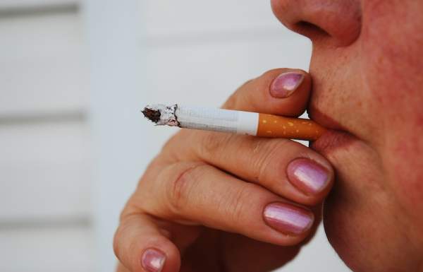Nicotina vicia e pode causar câncer, diz pesquisa