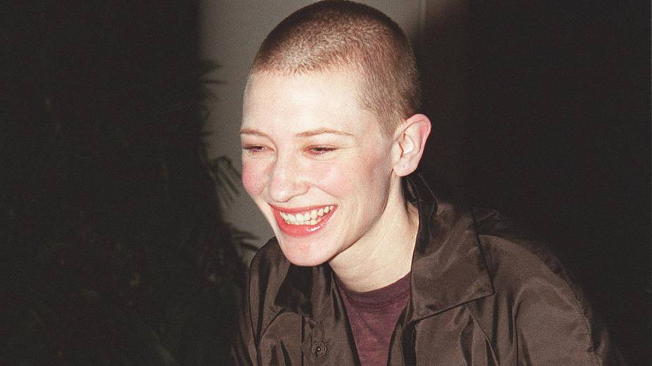 Cate Blanchett de cabeça raspada após a gravação do filme Paraíso, no ano 2000