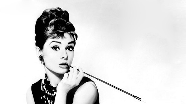 Audrey Hepburn em material de divulgação do filme "Bonequinha de Luxo", de 1961. OMS quer que filmes e séries com cenas de pessoas fumando sejam classificados como "para adultos"