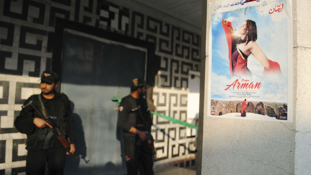 Cinema pornográfico na cidade de Peshawar, ao norte do Paquistão, foi alvo de atentado terrorista