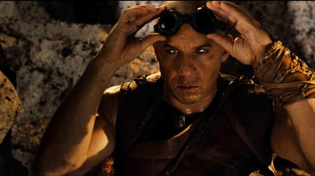 Vin Diesel em cena do filme Riddick