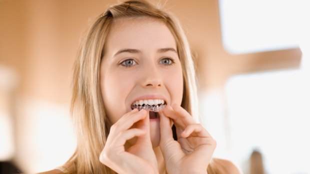 A moleira com o gel para clareamento dental: se o gel vazar, pode atingir a gengiva e causar até sangramentos