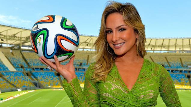 Claudia Leitte com a bola da Copa no Maracanã: parceria com Pitbull e J-Lo