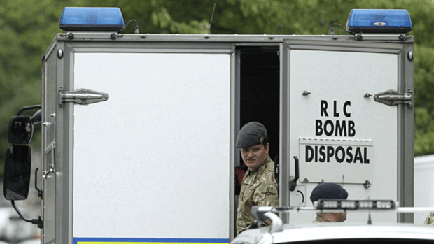 Esquadrão antibombas deixa residência de vítima de massacre no lago Annecy, na França