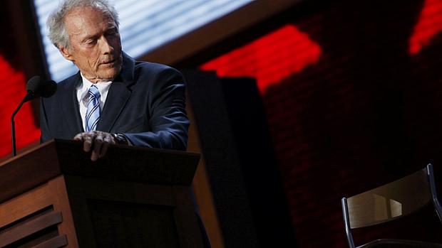 Clint Eastwood fala a cadeira vazia durante seu discurso na Convenção Republicana