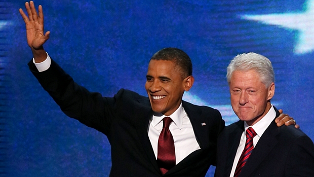 Obama abraça Clinton após o discurso do ex-presidente na convenção democrata