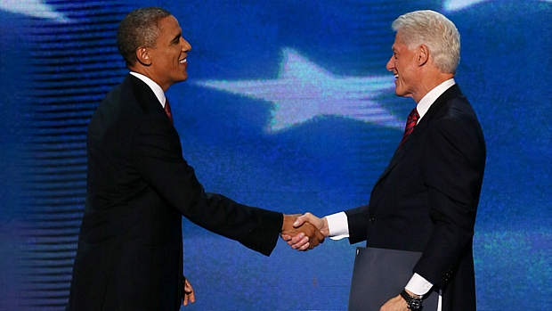 O atual presidente dos EUA, Barack Obama, apareceu de surpresa para cumprimentar o ex-governante, Bill Clinton