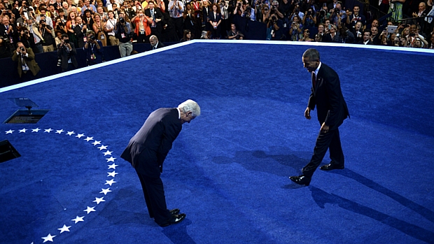 Clinton faz reverência para Obama durante a convenção democrata em Charlotte, na Carolina do Norte
