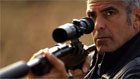 George Clooney como Jack, um assassino profissional perseguido por inimigos no filme The American