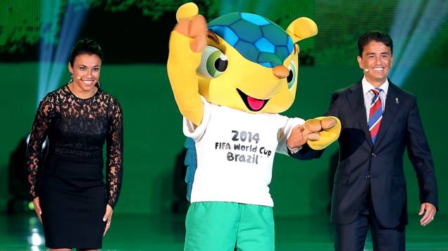 Marta e Bebeto apresentam o mascote Fuleco na cerimônia do sorteio dos grupos da Copa de 2014
