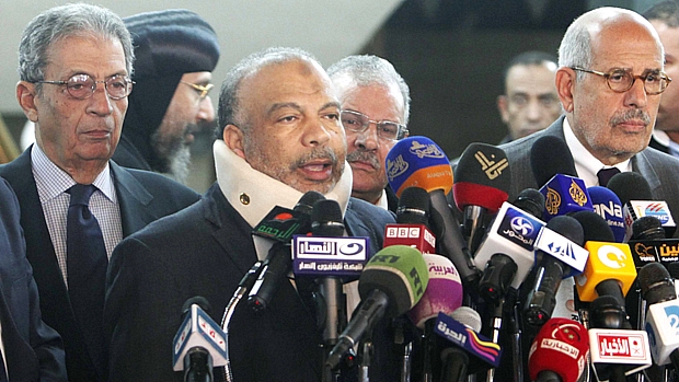 O governista Saad al Katatni e o opositor Mohamed El-Baradei falam a jornalistas