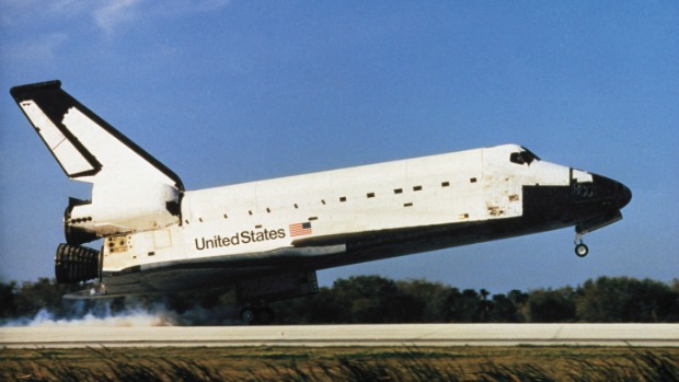 <p>Columbia (OV-102) - Primeiro voo: 12 a 14 de abril de 1981; Último voo: 16 de janeiro a 1º de janeiro de 2003; Número de missões: 28. Primeiro ônibus espacial construído, desintegrou ao reentrar na atmosfera em 2003. Entre suas façanhas, está a entrega do Observatório de Raio-X Chandra em 1999</p>
