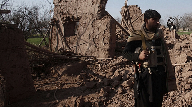 Combatente do Talibã fotografado perto da cidade de Peshwar, no Afeganistão