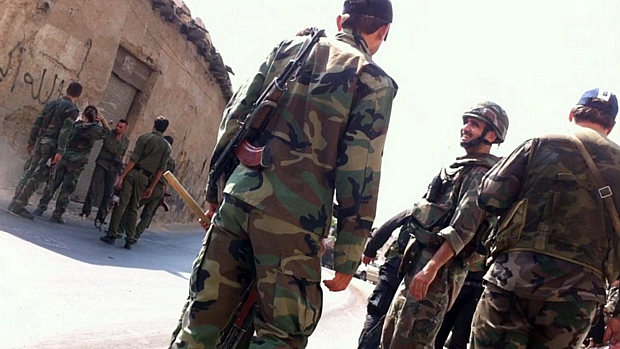 Imagem divulgada pela oposição síria mostra tropas do governo no centro de Damasco