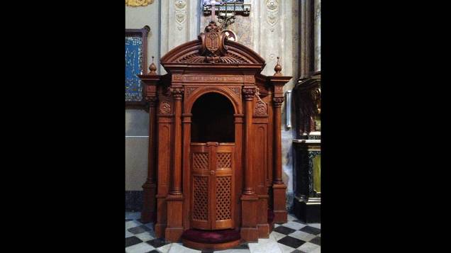 Confessionário onde Bergoglio confessava em sua juventude, na Basília São José de Flores, em Buenos Aires