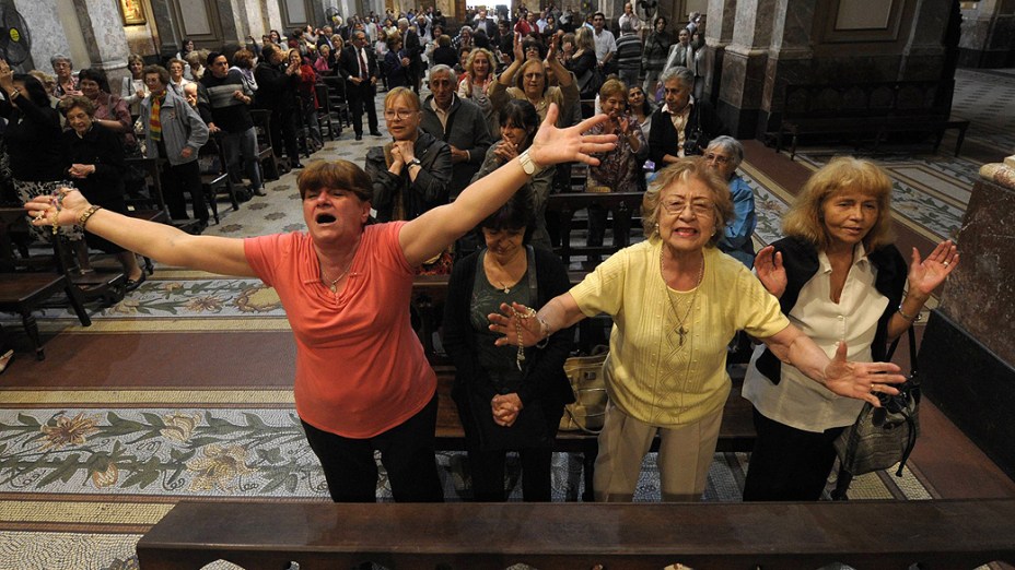 Fiéis comemoram a escolha do papa argentino Francisco na Catedral de Buenos Aires nesta quarta-feira (13)