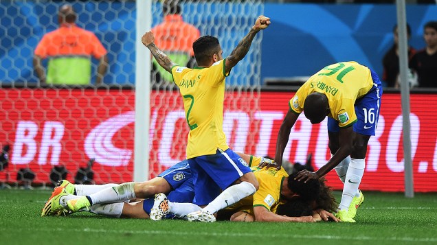 Jogadores do Brasil comemoram a vitória sobre a Croácia no jogo de estreia da Copa do Mundo, no Itaquerão em São Paulo